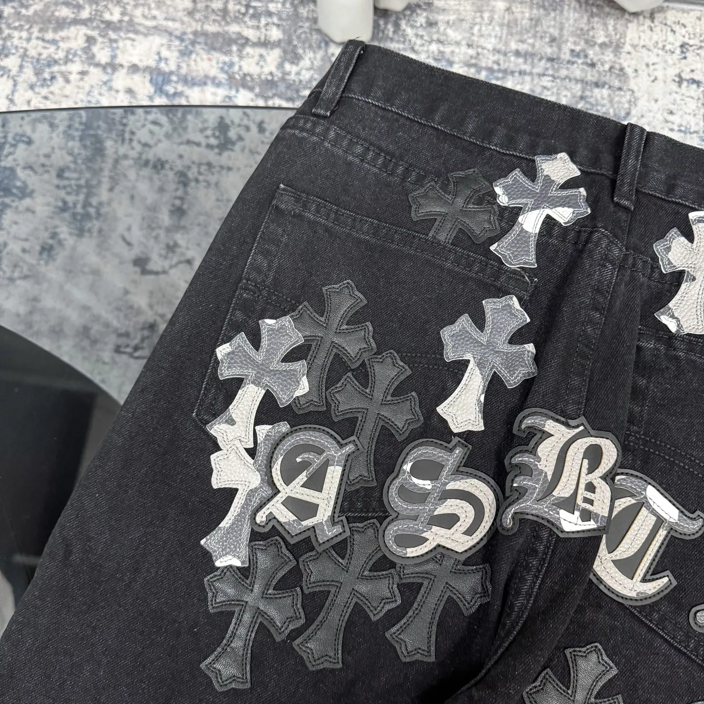 P260 Chrome Hearts Chrome Hearts Black Multi-leather Elements Full of Details Washed Jeans Authentically Restore the Ultimate Vintage Texture Three-Dimensional Fit Loose and Comfortable, Not Slimming Appearing Tall and Slim Made by a Manufacturer Original Quality Control Same Style for Men and Women Can Be Matched for Couples Versatile Recommendations Must-Have Jeans for All Seasons Fashionistas Have Been Disappointed From the Quality Selection of Fabrics, Cutting of Details, and Matching of Patterns, Everything Is Impeccable! The upper body is so handsome when worn...it can be easily worn by men, women and children! The craftsmanship is made of heavy-duty washed pure cotton denim fabric. After washing, it is soft and thick and looks very stylish when worn. Color: black Size: 28 30 32 34 36